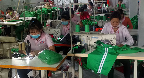 Công nhân xưởng may 1 sản xuất áo gió grab